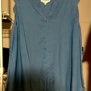 Crown & Ivy Women’s Top - NWT
Chambray Bloom - Size XL